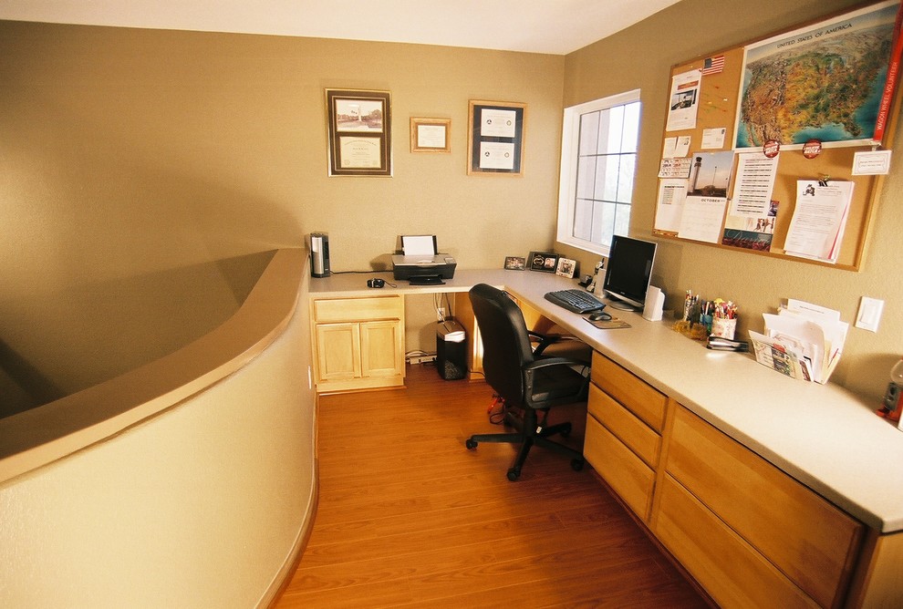 Imagen de despacho clásico pequeño con suelo de madera en tonos medios y escritorio empotrado