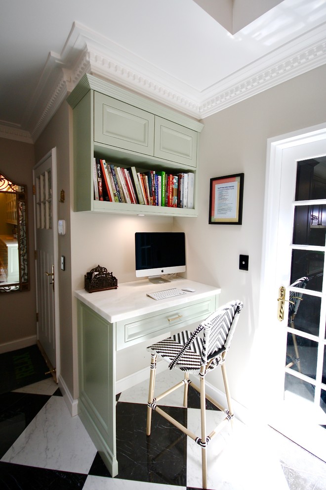 Ejemplo de despacho tradicional pequeño sin chimenea con paredes blancas, suelo de mármol, escritorio empotrado y suelo blanco