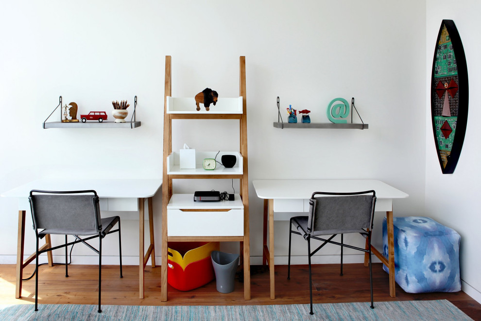 Пример оригинального дизайна: кабинет в современном стиле с белыми стенами, темным паркетным полом, отдельно стоящим рабочим столом и коричневым полом