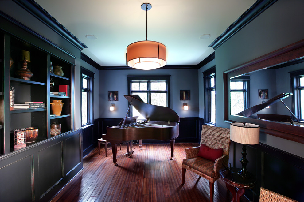 Großes Klassisches Arbeitszimmer mit Studio, blauer Wandfarbe und dunklem Holzboden in Grand Rapids