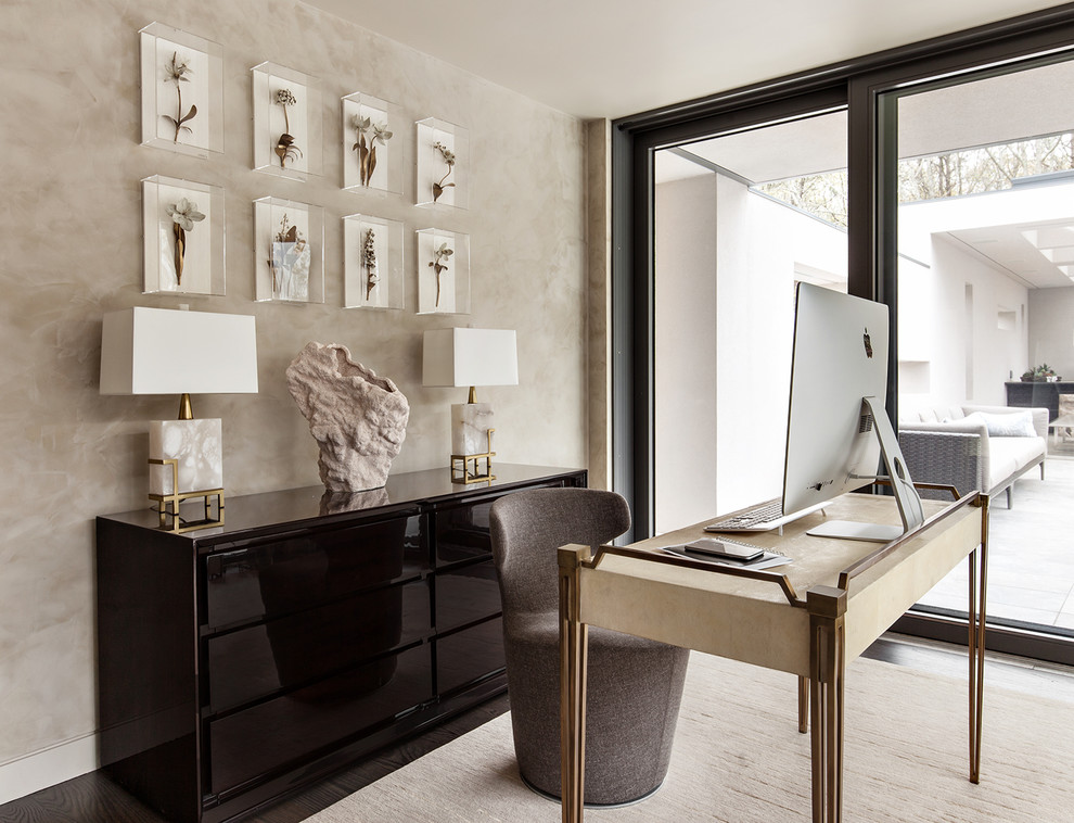 Esempio di uno studio contemporaneo con pareti beige, parquet scuro, scrivania autoportante e pavimento marrone