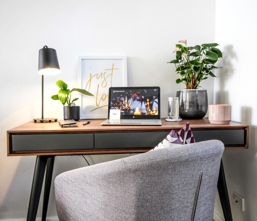 Ispirazione per un piccolo ufficio design con pareti bianche, pavimento in vinile, scrivania autoportante e pavimento multicolore