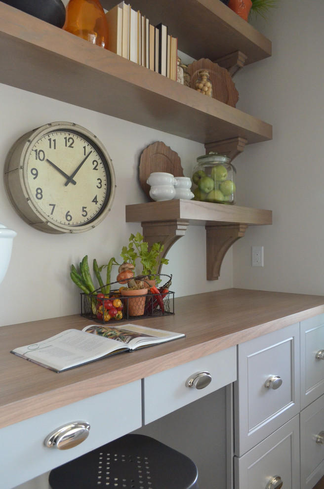 Imagen de despacho clásico renovado pequeño con paredes grises y escritorio empotrado