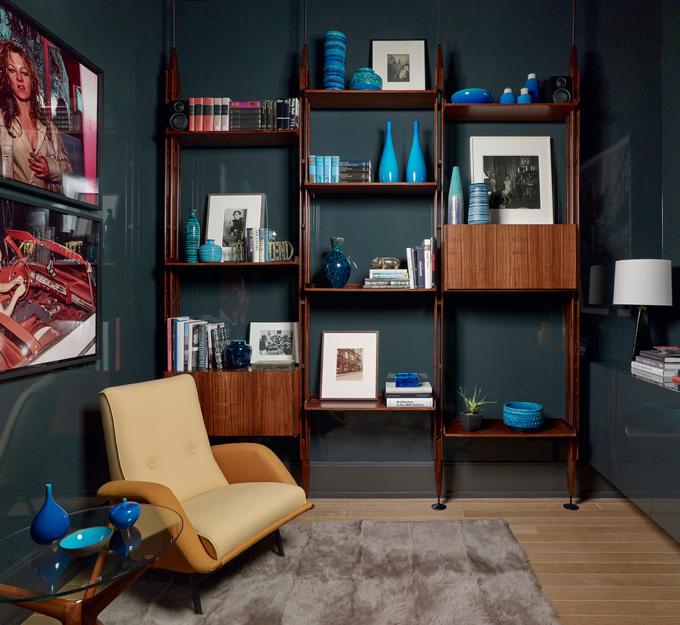 ニューヨークにある小さなコンテンポラリースタイルのおしゃれなホームオフィス・書斎 (ライブラリー、グレーの壁、淡色無垢フローリング、暖炉なし、造り付け机、ベージュの床) の写真