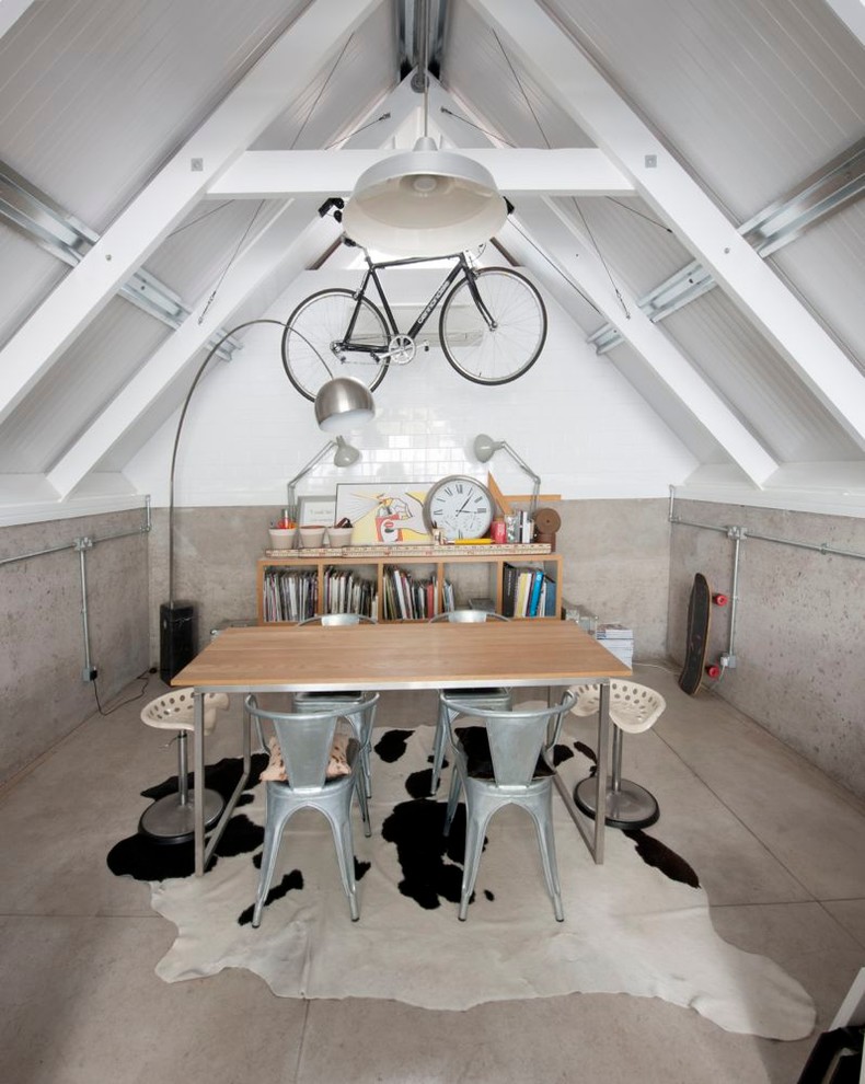 Идея дизайна: кабинет в стиле лофт с отдельно стоящим рабочим столом