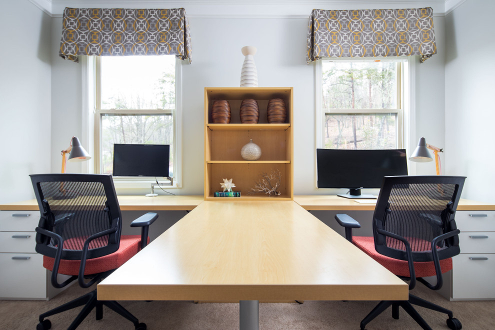 Idéer för ett mellanstort modernt hemmastudio, med heltäckningsmatta, ett inbyggt skrivbord och beiget golv