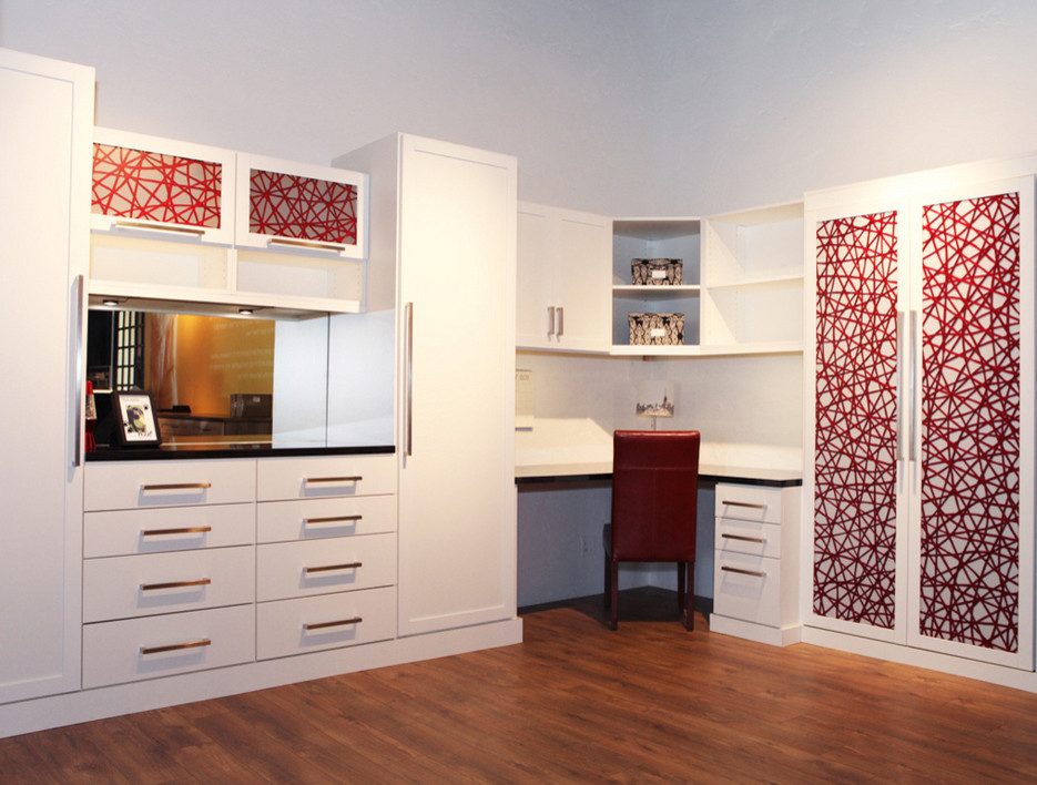 Ejemplo de despacho escandinavo de tamaño medio sin chimenea con paredes blancas y suelo de madera en tonos medios