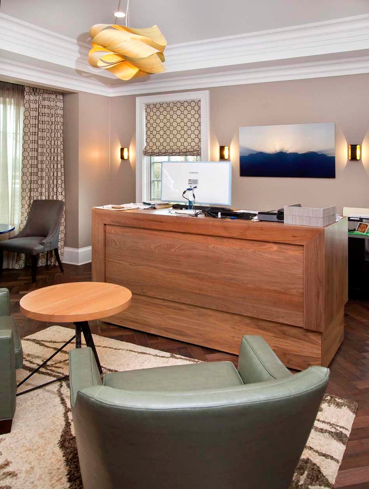 Foto de despacho clásico renovado de tamaño medio con paredes beige, suelo de madera oscura, escritorio independiente y suelo marrón