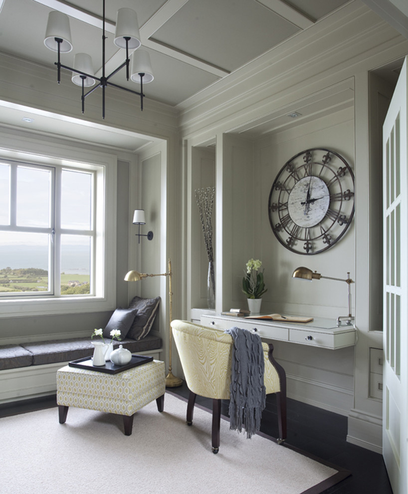 На фото: кабинет в классическом стиле с серыми стенами, темным паркетным полом и встроенным рабочим столом с