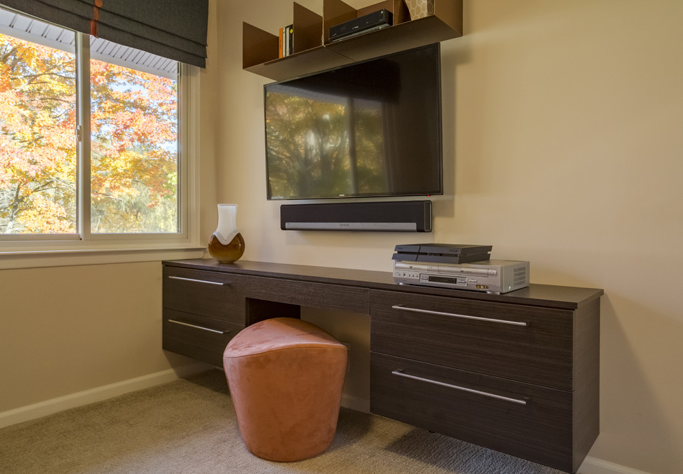 Exemple d'un petit bureau tendance avec un mur beige, moquette et un bureau intégré.