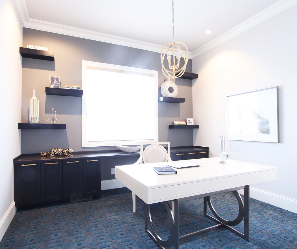 Пример оригинального дизайна: кабинет среднего размера в стиле неоклассика (современная классика) с серыми стенами, ковровым покрытием, отдельно стоящим рабочим столом и синим полом