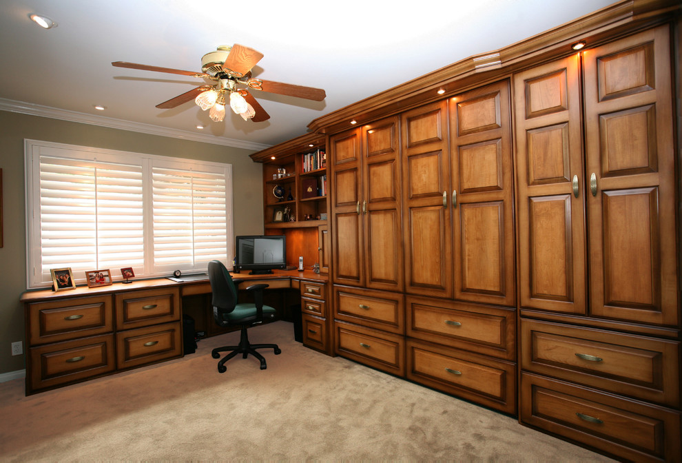 Design ideas for a traditional home office in Orange County.