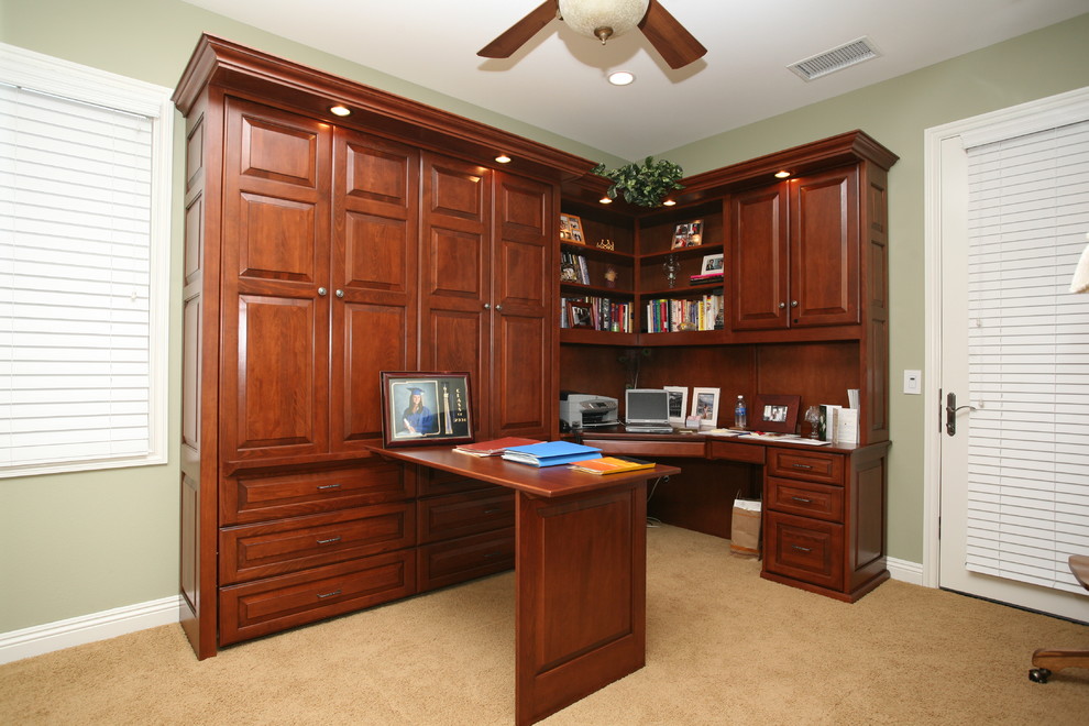 Example of a classic home office design in Orange County