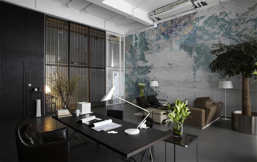 Пример оригинального дизайна: огромное рабочее место в современном стиле с разноцветными стенами, бетонным полом, отдельно стоящим рабочим столом и серым полом без камина
