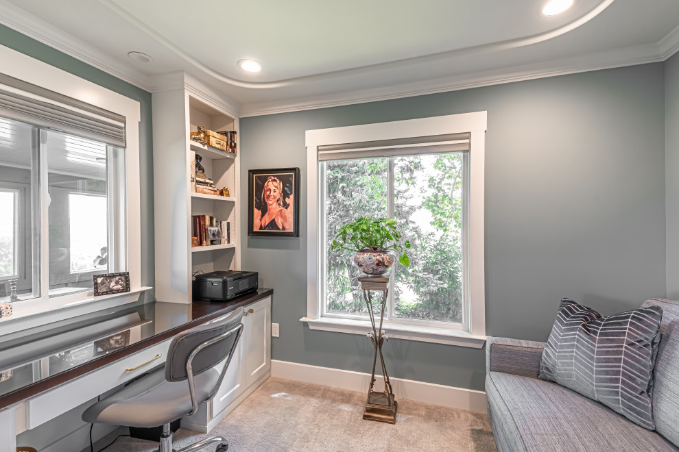 Imagen de despacho tradicional renovado pequeño con paredes azules, moqueta, escritorio empotrado, suelo gris y bandeja