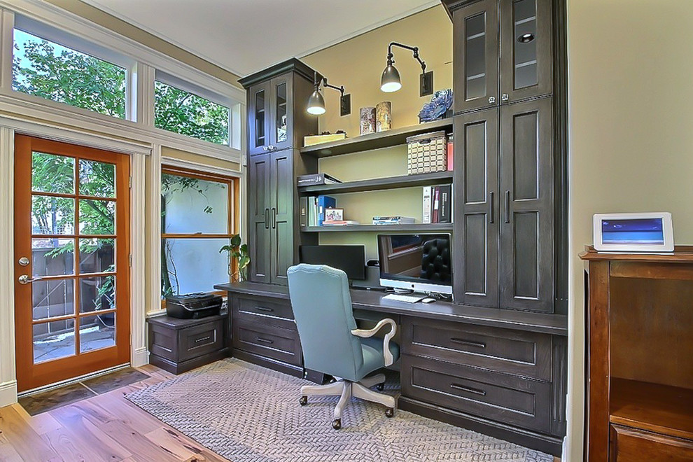 Idee per un ufficio classico di medie dimensioni con pareti marroni, parquet chiaro, nessun camino e scrivania incassata