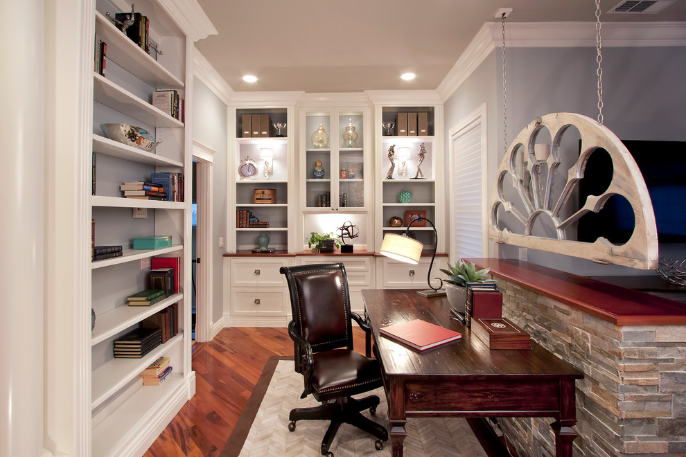 Cette photo montre un bureau chic avec un mur gris, parquet foncé et un bureau indépendant.