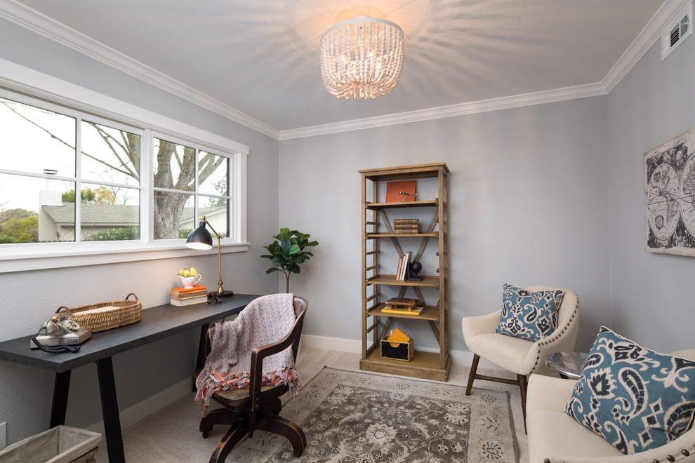 Пример оригинального дизайна: маленький кабинет в стиле кантри с синими стенами, ковровым покрытием, отдельно стоящим рабочим столом и белым полом без камина для на участке и в саду