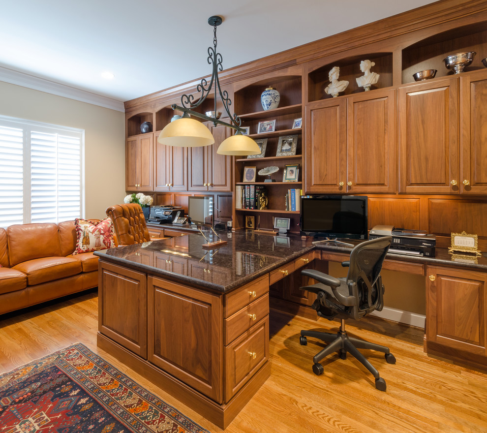 Klassisches Lesezimmer mit brauner Wandfarbe, braunem Holzboden und Einbau-Schreibtisch in Richmond