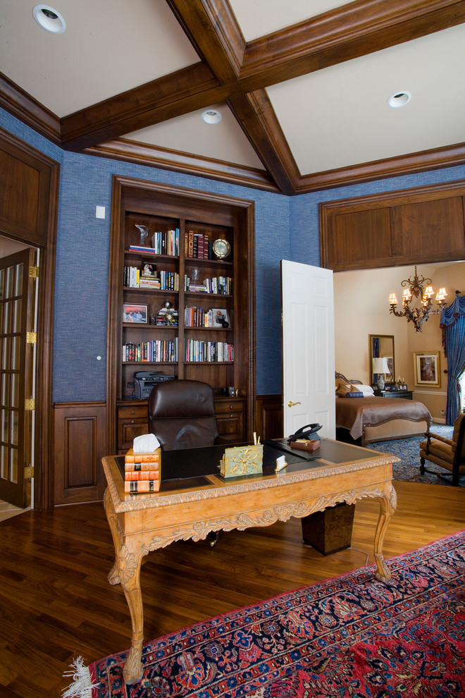 Пример оригинального дизайна: огромный кабинет в классическом стиле с синими стенами, паркетным полом среднего тона и стандартным камином