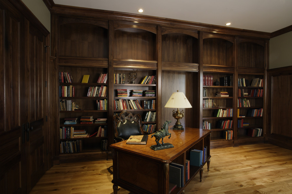 Modelo de despacho clásico grande con suelo de madera clara y escritorio independiente