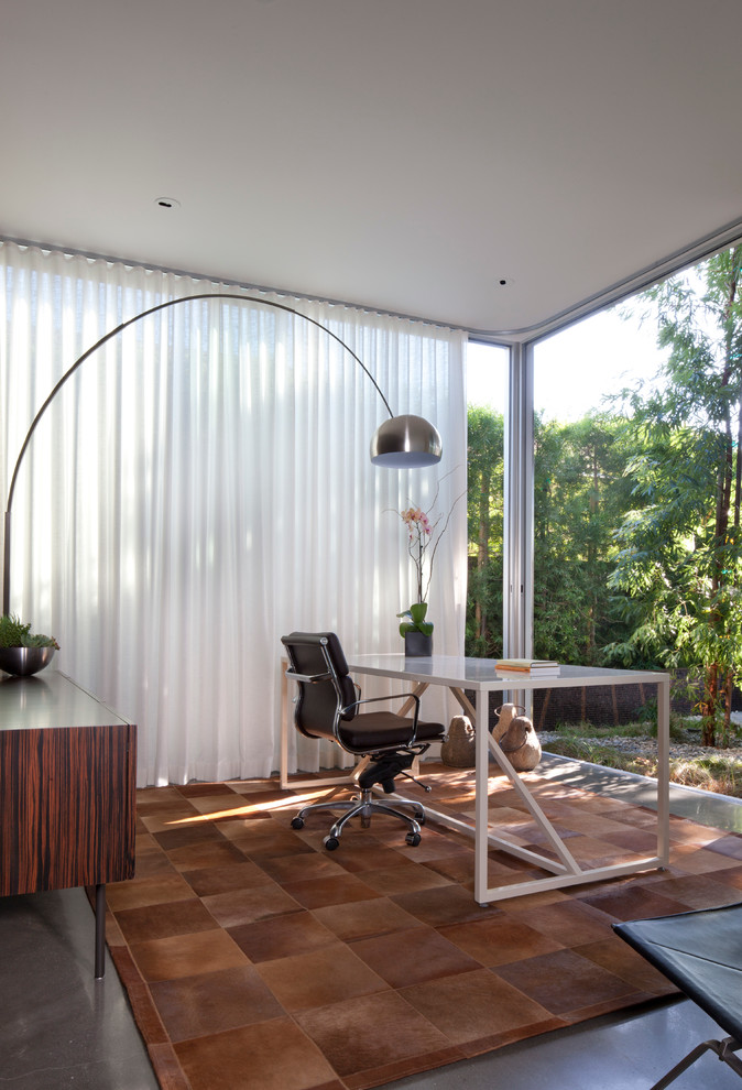 Imagen de despacho contemporáneo de tamaño medio sin chimenea con escritorio independiente y paredes blancas