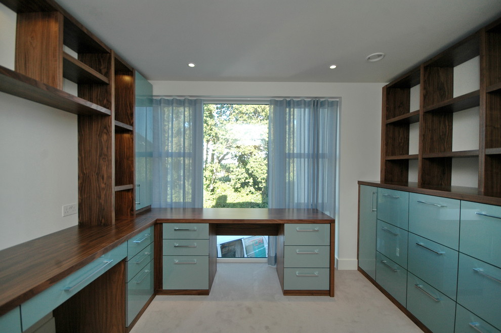 Foto di un piccolo ufficio minimal con pareti bianche, moquette e scrivania incassata