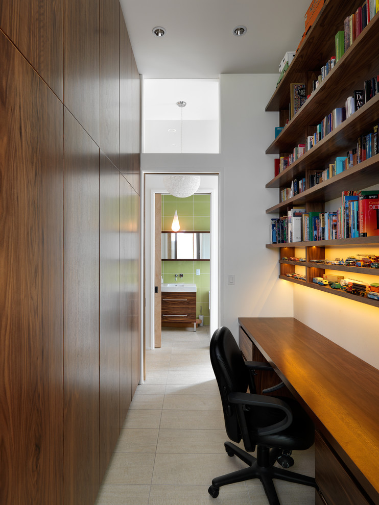 Réalisation d'un petit bureau minimaliste avec un mur blanc et un bureau intégré.