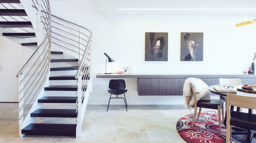 Kleines Modernes Arbeitszimmer ohne Kamin mit Arbeitsplatz, weißer Wandfarbe, Kalkstein und Einbau-Schreibtisch in Sydney