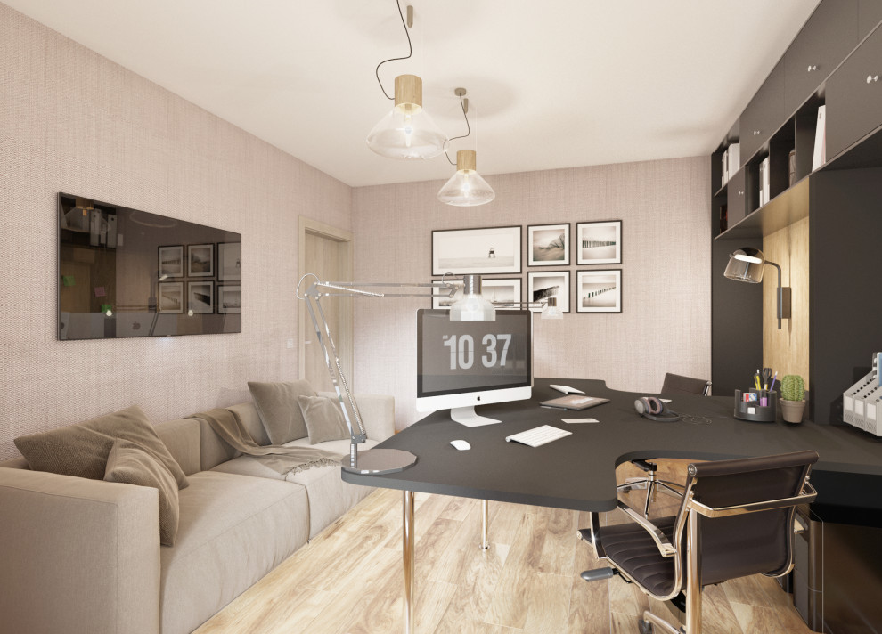Kleines Modernes Arbeitszimmer mit Studio, beiger Wandfarbe, braunem Holzboden, Einbau-Schreibtisch und braunem Boden in Sonstige