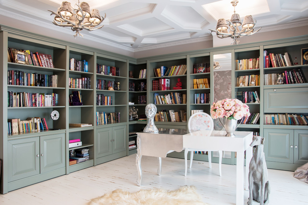 Réalisation d'un bureau bohème de taille moyenne avec une bibliothèque ou un coin lecture, un mur beige, parquet clair, un bureau indépendant et un sol blanc.