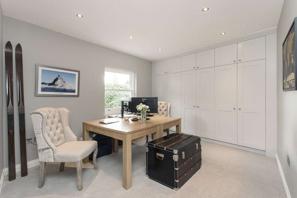 Klassisches Arbeitszimmer mit grauer Wandfarbe, Teppichboden und freistehendem Schreibtisch in Surrey
