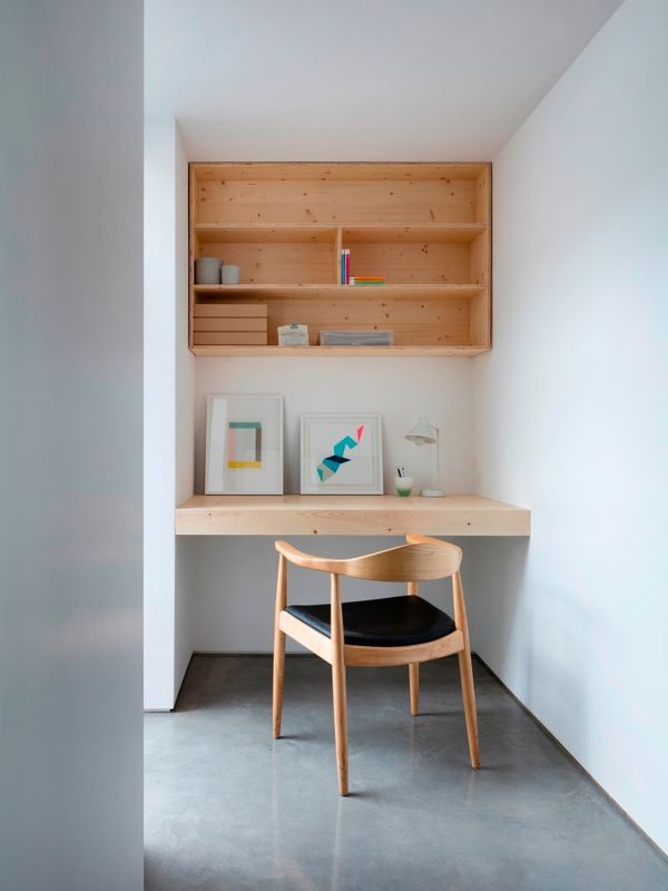 Kleines Industrial Arbeitszimmer mit Arbeitsplatz, weißer Wandfarbe, Betonboden, Einbau-Schreibtisch und grauem Boden in London
