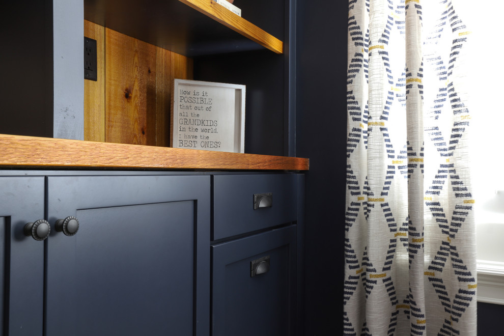 Diseño de despacho de estilo de casa de campo de tamaño medio con paredes azules, suelo de baldosas de porcelana, escritorio independiente, suelo marrón y casetón