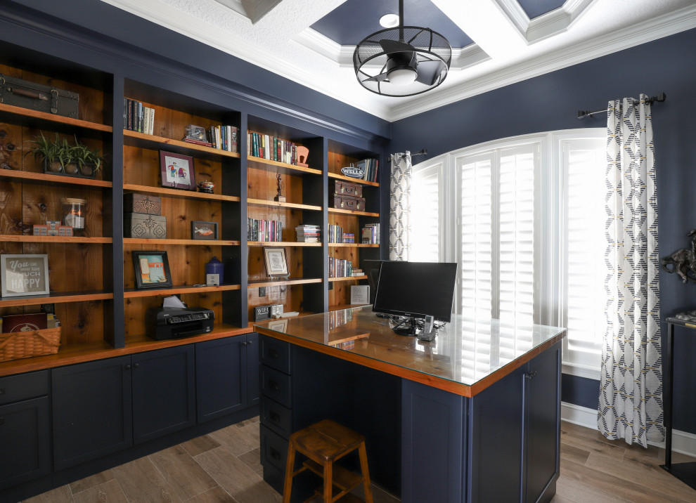 Foto di uno studio country di medie dimensioni con pareti blu, pavimento in gres porcellanato, scrivania autoportante, pavimento marrone e soffitto a cassettoni