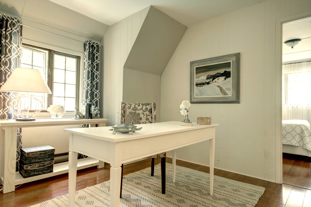 Idée de décoration pour un bureau champêtre de taille moyenne avec un mur blanc, un sol en bois brun et un bureau indépendant.