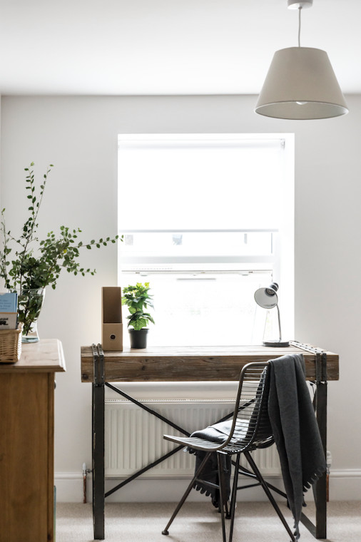 Imagen de despacho urbano de tamaño medio sin chimenea con paredes blancas, moqueta, escritorio independiente y suelo beige