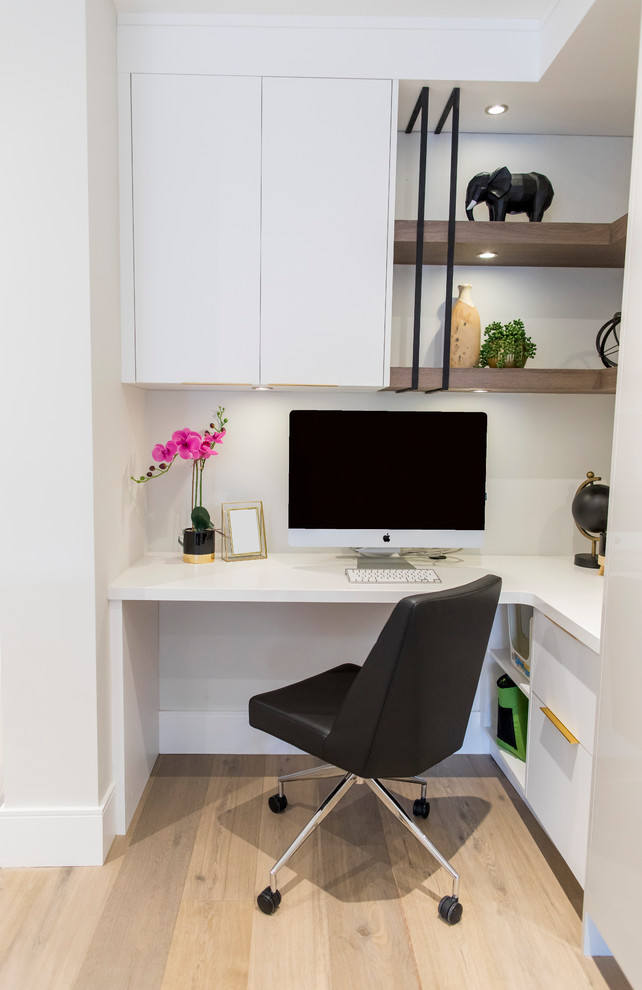 Esempio di un ufficio design di medie dimensioni con pareti bianche, parquet chiaro, scrivania incassata e pavimento beige