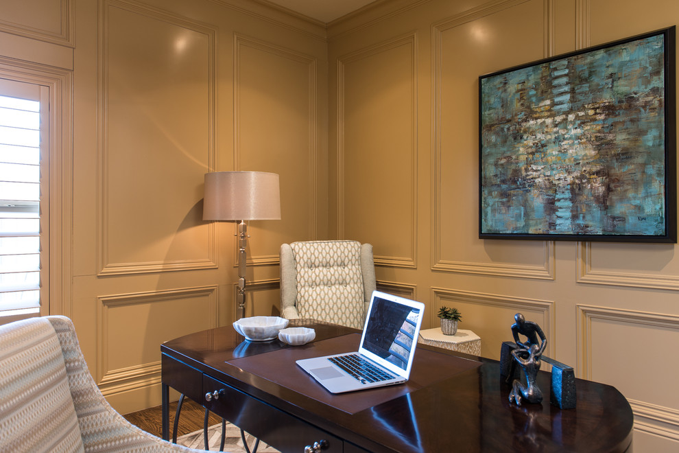 Ejemplo de despacho tradicional renovado de tamaño medio con suelo de madera en tonos medios y escritorio independiente