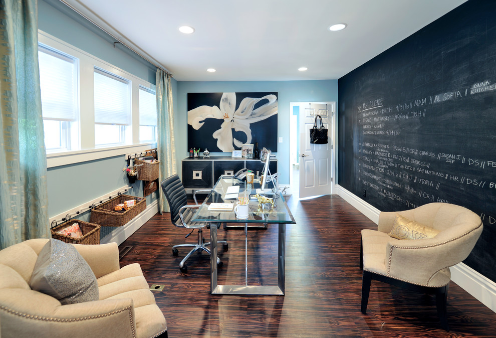 На фото: кабинет в стиле неоклассика (современная классика) с синими стенами, темным паркетным полом и отдельно стоящим рабочим столом