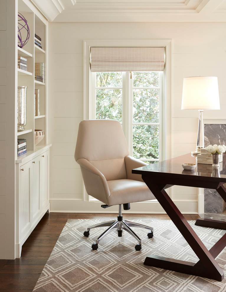 Cette photo montre un bureau nature avec un mur blanc, parquet foncé et un bureau indépendant.