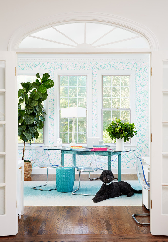 ワシントンD.C.にあるトランジショナルスタイルのおしゃれなホームオフィス・書斎 (青い壁、濃色無垢フローリング、自立型机、茶色い床) の写真