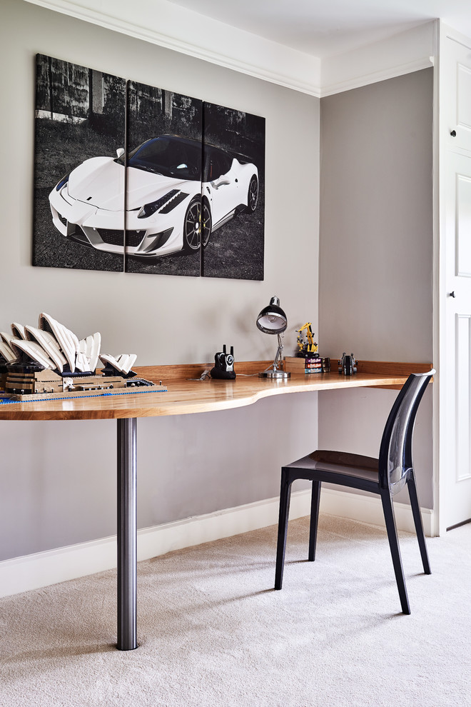 Modernes Arbeitszimmer mit Arbeitsplatz, grauer Wandfarbe, Teppichboden und Einbau-Schreibtisch in Berkshire
