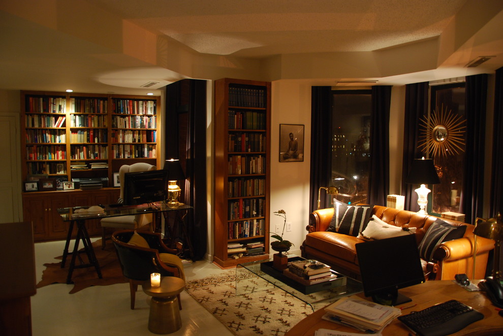 Exempel på ett mellanstort klassiskt hemmabibliotek, med beige väggar, heltäckningsmatta och ett fristående skrivbord