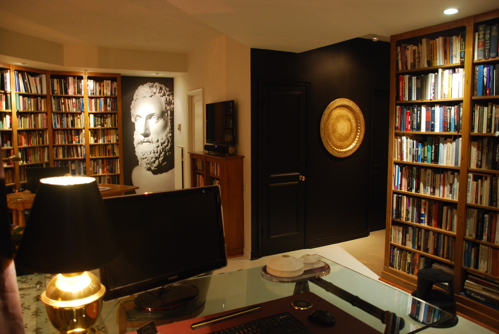 Inredning av ett klassiskt mellanstort hemmabibliotek, med beige väggar, heltäckningsmatta och ett fristående skrivbord
