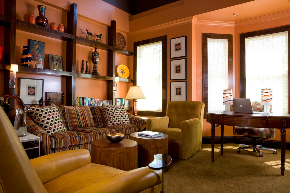 На фото: кабинет в классическом стиле с оранжевыми стенами, ковровым покрытием и отдельно стоящим рабочим столом с