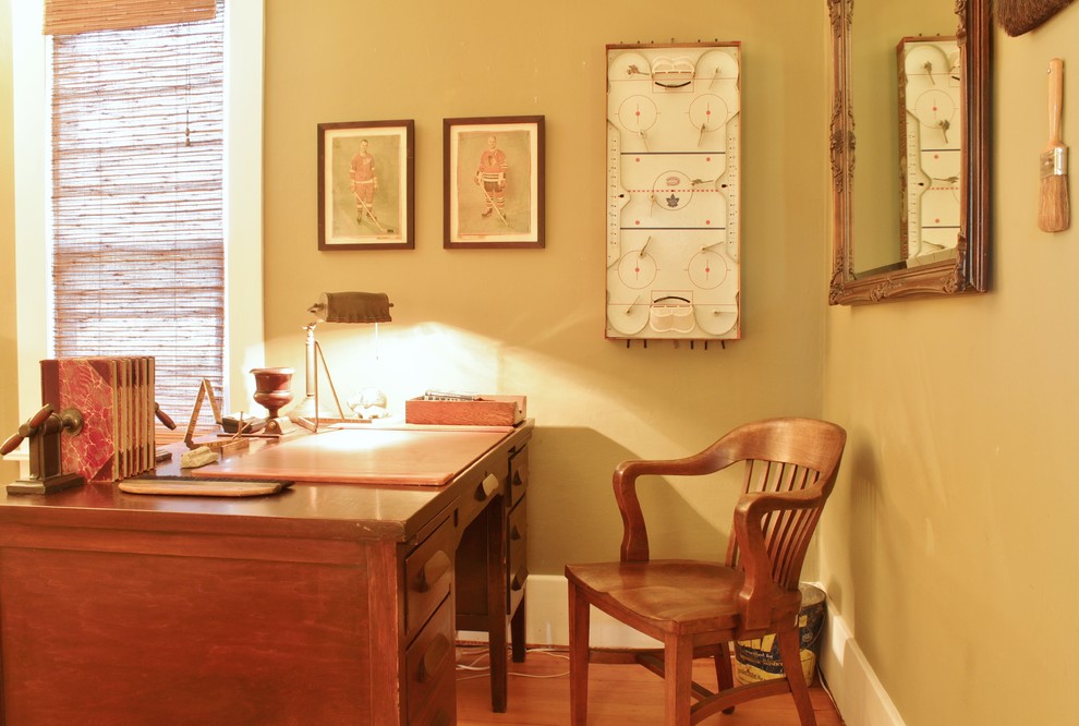 Mittelgroßes Landhaus Arbeitszimmer mit beiger Wandfarbe, braunem Holzboden und freistehendem Schreibtisch in Seattle