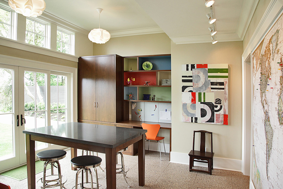 Modernes Arbeitszimmer mit beiger Wandfarbe und Einbau-Schreibtisch in Seattle