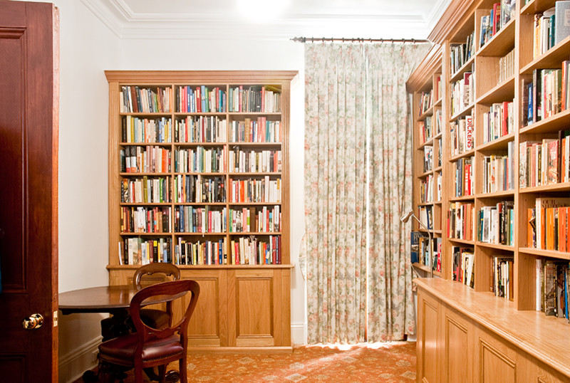Foto di uno studio chic di medie dimensioni con libreria, pareti bianche, moquette, camino classico e cornice del camino in legno