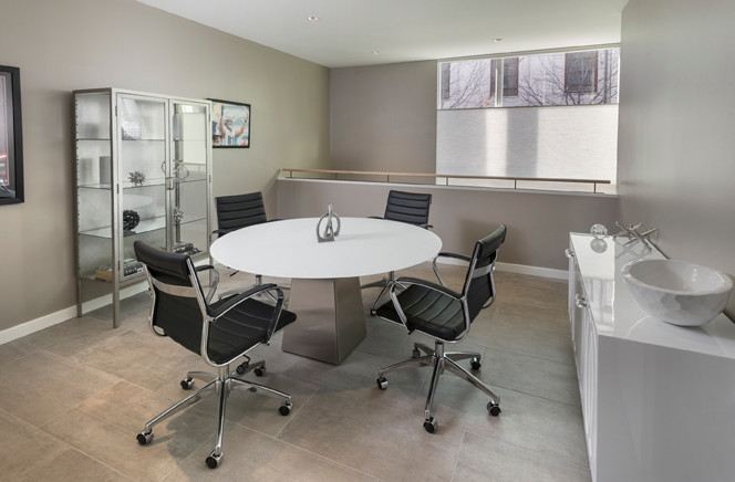 Inspiration pour un petit bureau minimaliste avec un mur gris, un sol en carrelage de céramique, un bureau indépendant et un sol gris.